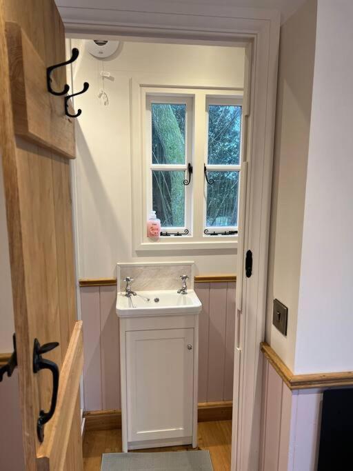 Tranquil Spot Shepherds Hut Cinderford ภายนอก รูปภาพ