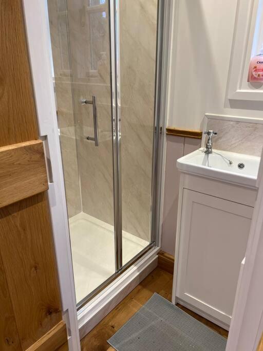 Tranquil Spot Shepherds Hut Cinderford ภายนอก รูปภาพ
